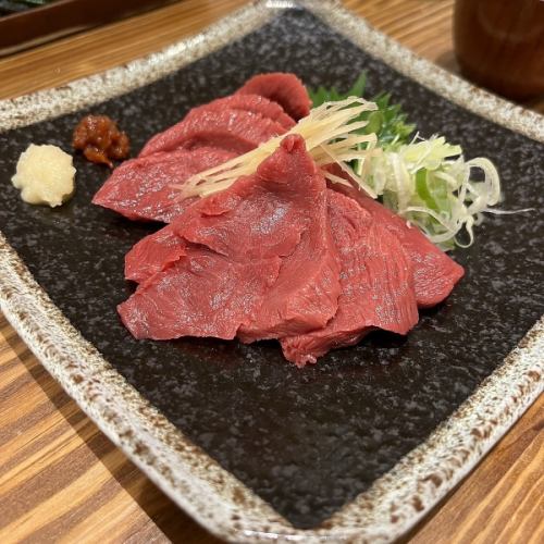 【とろけるような柔らかさ。肉本来の深い旨みを堪能◎】馬刺し