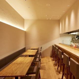 天井が高く開放感のある店内で、ゆったりと座れるテーブル席をご用意しております。ご家族でのお食事や少人数でのお集まり、飲み会など、幅広いシーンでご利用いただけます！背もたれ付きの椅子でリラックスしながらごゆっくりお過ごしください！