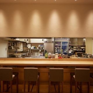 おひとり様でも気軽に立ち寄れるカウンター席をご用意しております！スタッフと気さくに会話を交わしたり、調理風景を眺めながらお食事をお楽しみいただけます。お昼休みのランチや会社帰りの一杯、デート利用など様々なシーンにおすすめです◎