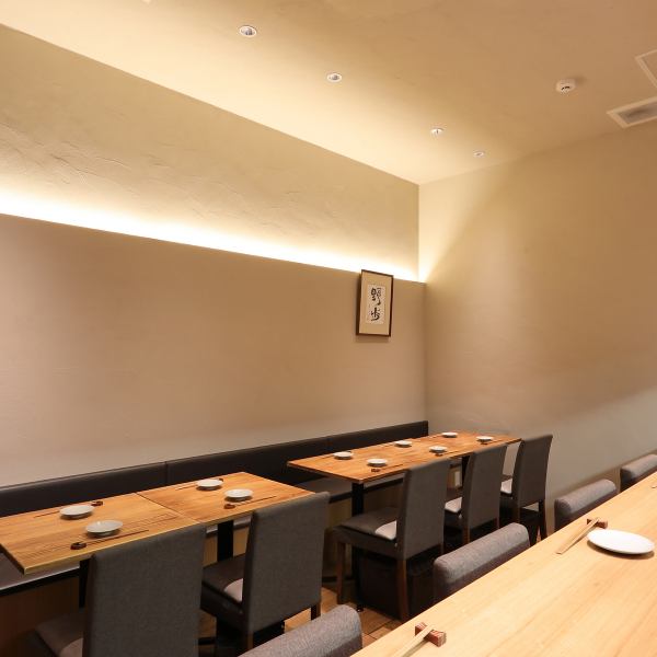 天井が高く開放感がありながら、木のぬくもりを感じられる当店は、お食事から飲み会まで、幅広いシーンでご利用いただけます。ランチ・ディナータイム営業をしておりますので、おひとり様はもちろん、少人数でのお集まり、ご家族でのお食事などにおすすめです！貸切は10名様からお気軽にご相談ください♪