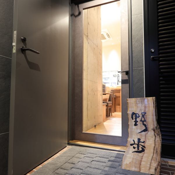 おひとり様でも気軽に立ち寄れる隠れ家的雰囲気の店内◎カウンター席では、調理風景を眺めながらお食事をお楽しみいただけます！当店で、ゆったりとした時間をお過ごしください。