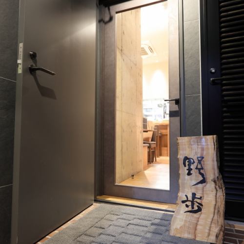 <p>おひとり様でも気軽に立ち寄れる隠れ家的雰囲気の店内◎カウンター席では、調理風景を眺めながらお食事をお楽しみいただけます！当店で、ゆったりとした時間をお過ごしください。</p>