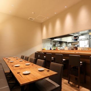 餐厅拥有挑高的天花板和开阔的空间感，我们提供舒适的餐桌座位。这家餐厅适合各种场合，例如家庭聚餐、小型聚会和饮酒派对。您可以在舒适的座椅上放松身心，尽情享受美好时光。