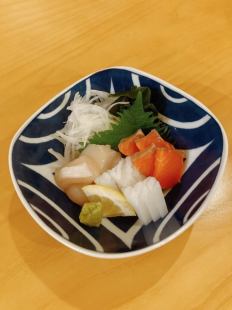サーモン刺し/炙りサーモン刺し/ホタテ貝柱刺し/イカ刺し