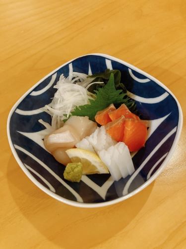 サーモン刺し/炙りサーモン刺し/ホタテ貝柱刺し/イカ刺し