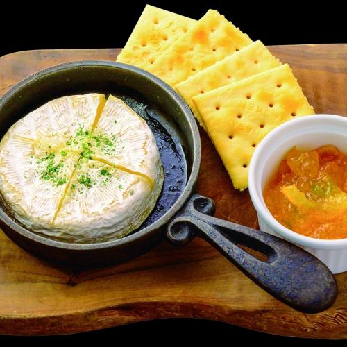 Grilled camembert cheese with lemon jam