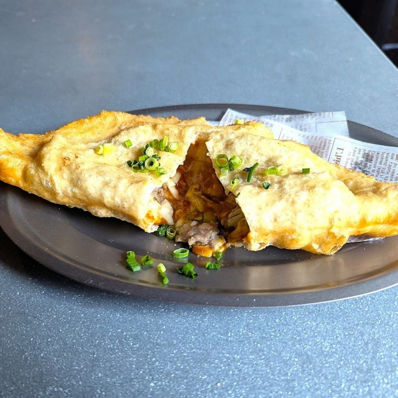 揚げパンピッツァ　牛すじのカレーパン風