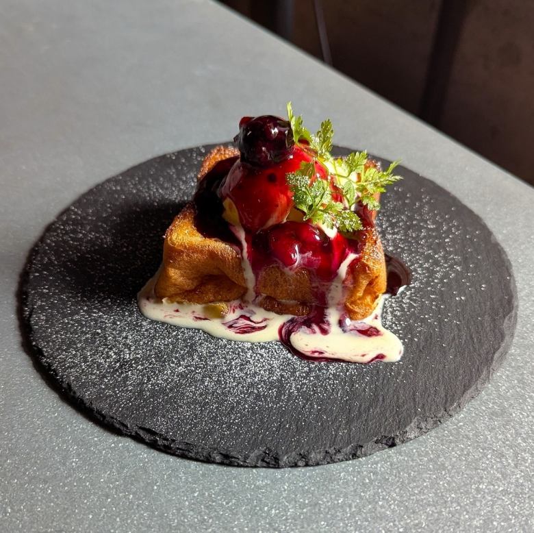 ふわとろフレンチトースト　四種のベリーのソース