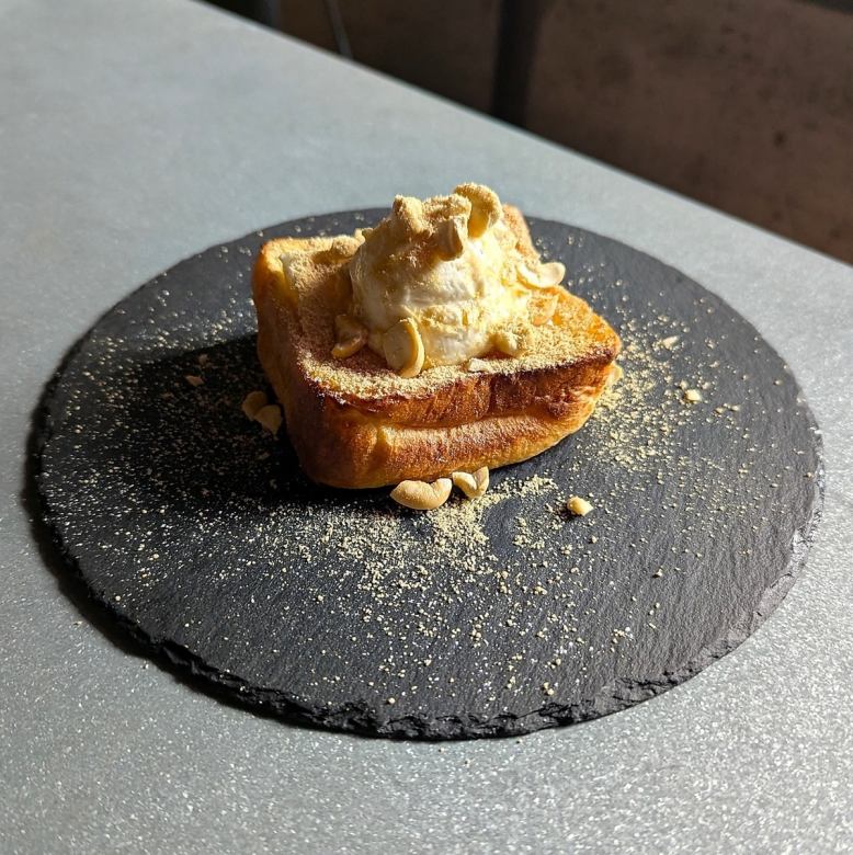 ふわとろフレンチトースト　きな粉と餅とクリチ添え