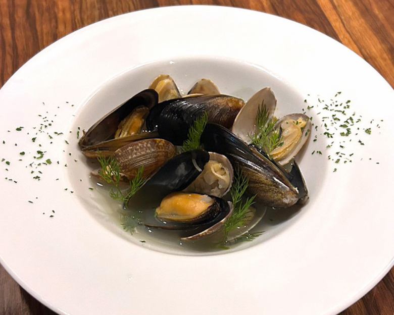 Steamed clams and mussels in white wine