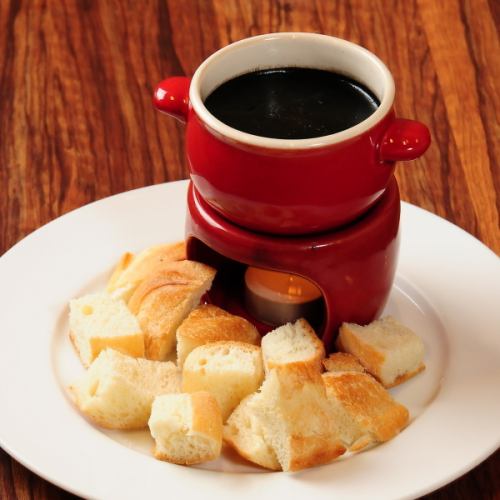 Squid ink honey fondue served on bread 1,100 yen (tax included)