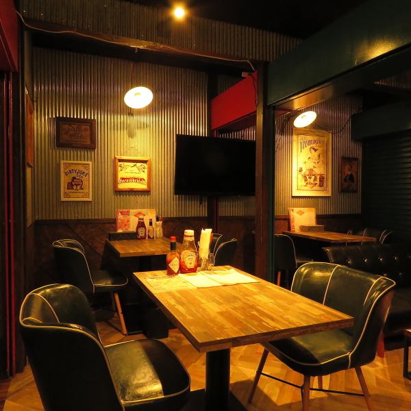 The interior of the store has a garage-like atmosphere, and it is a stylish space where Western music flows.There are table seats for 2, 4, and 6 people.