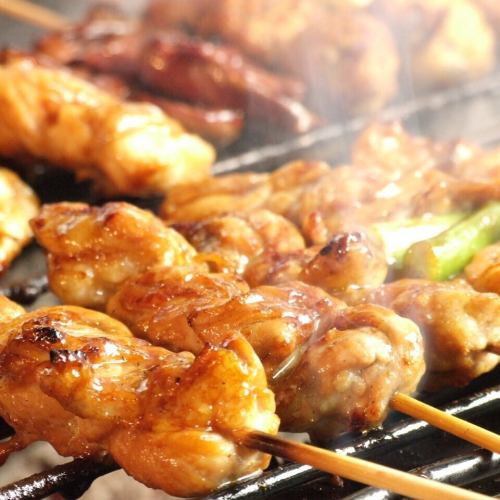 炭火でじっくり焼きあげる…名物【炭火やきとり】