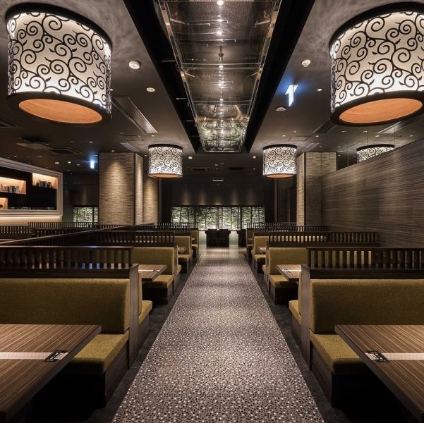 西院店は、お客様が寛いでお食事をお楽しみいただける空間づくりに努めています。落ち着いた雰囲気の店内には、ゆったりとしたテーブルや掘り炬燵の個室に加え、お1人様やカップルの方もご利用頂きやすいカウンター席など、多彩なお席を設けております。また、50名様までご利用可能な宴会場もございます。ぜひご利用下さい