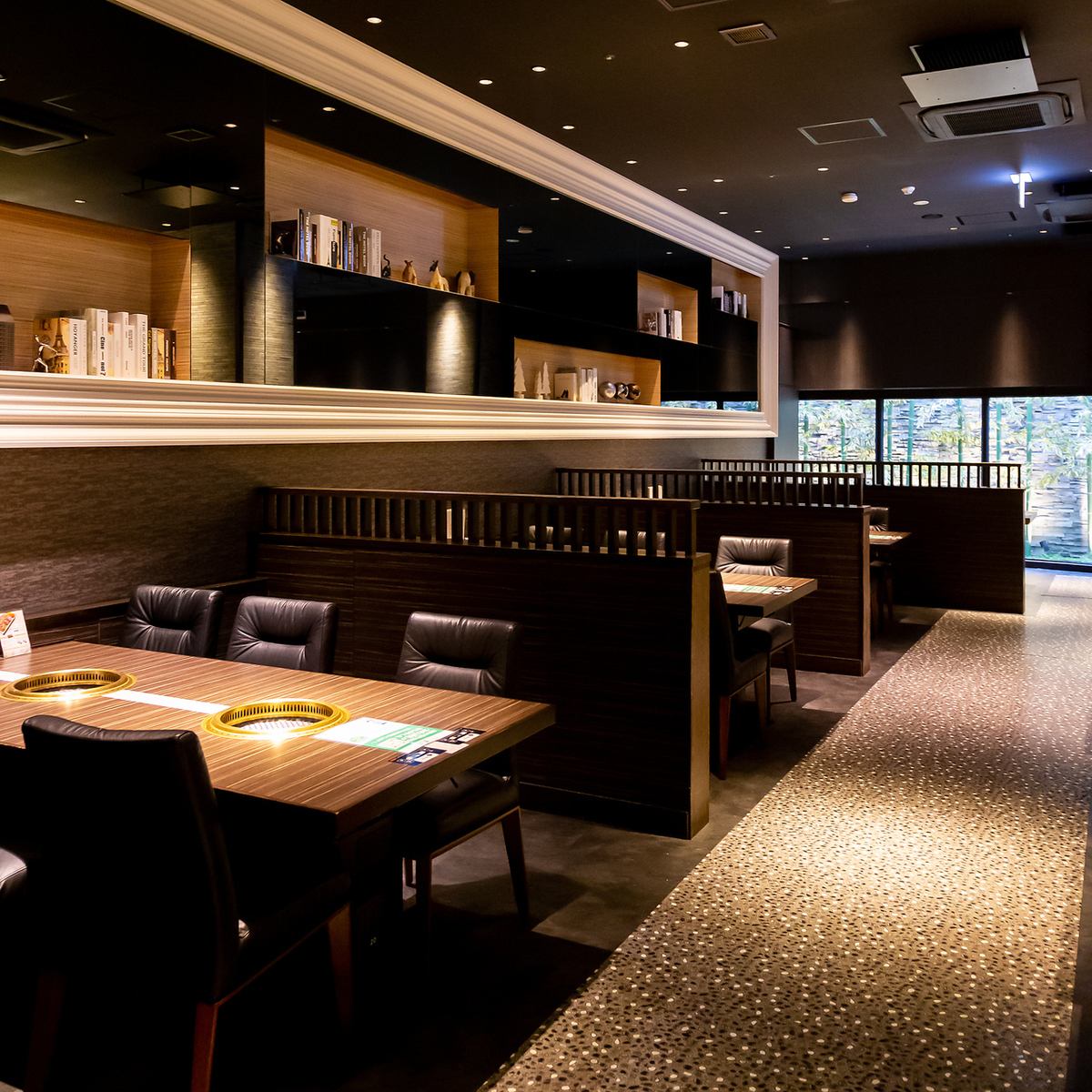 【全166席 個室あり】高級感溢れる落ち着いた雰囲気の店内で、極上の焼肉をご堪能。