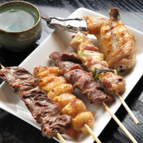 【レア焼き串】レア焼きにした鶏の肝にゴマ油とネギをたっぷりトッピングした一串150円（税別）