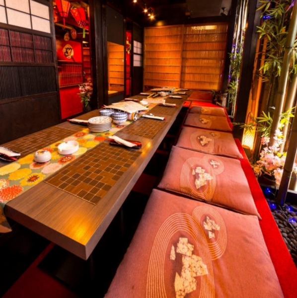 In the tatami room, you can stretch your legs and enjoy your meal at your own pace.