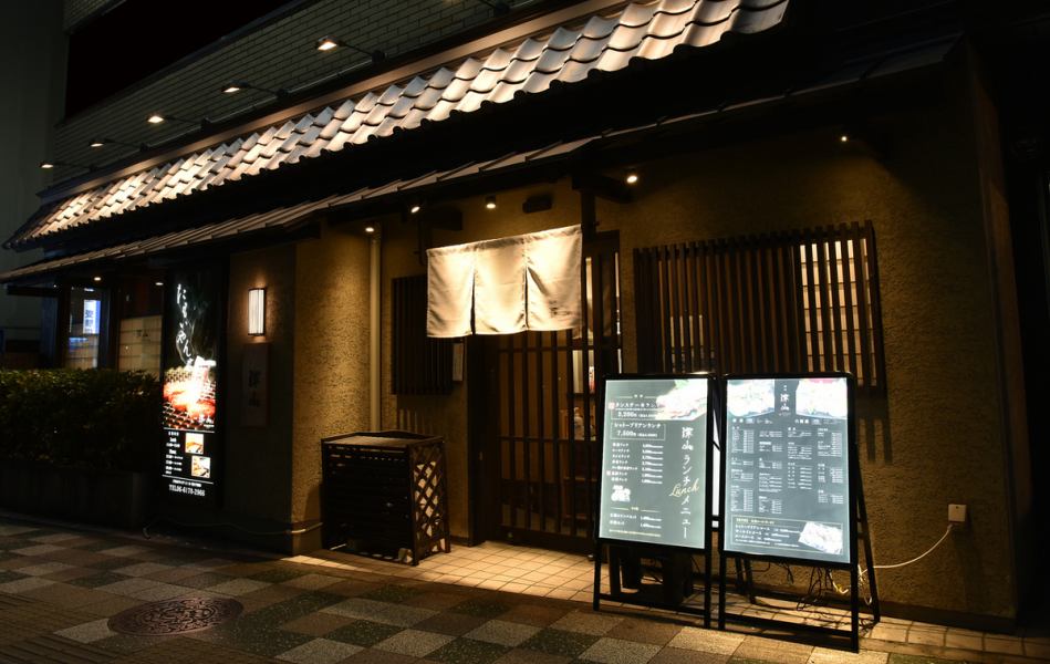 A hidden appearance that you won't want to tell others.Once you pass through the noren curtain, you will be greeted by a warm Japanese atmosphere.