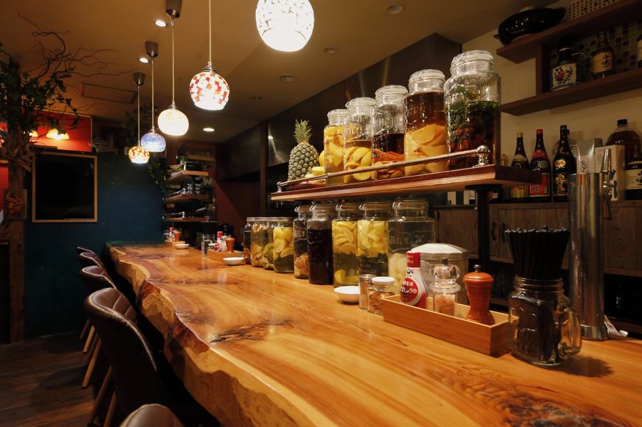 There is a counter seat over the kitchen, making it easy to use for one person or for a date.The interior is more like a bar than an izakaya, and it is a colorful and fashionable space that is easy for women to enter.