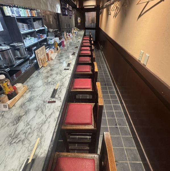 調理の様子を間近で楽しめるカウンター席を12席ご用意しております。職人の手さばきや活気を直接肌で感じられる特等席で、お一人様や少人数のお客様でも気兼ねなくお過ごしいただけます。お仕事帰りや、大切な方との語らいに最適なお席です。ライブ感あふれる演出と共に、こだわりの料理をご堪能くださいませ◎