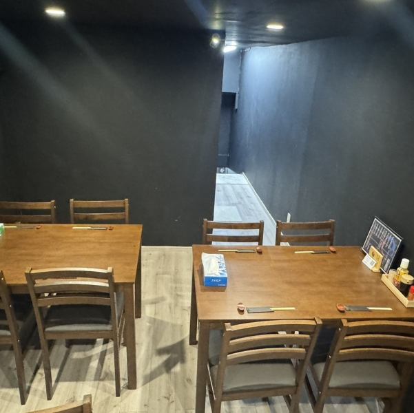 店内は和の趣を感じさせる清潔感のある内装で、男女問わず親しみやすい雰囲気が広がります。Wi-Fi環境も整っており、お食事中も快適にお過ごしいただけます。全席で喫煙が可能なため、お酒と煙草を嗜みながらゆっくりと夜を過ごしたい方にも選ばれています。市場直送の鮮魚と共に贅沢な時間をお過ごしください☆