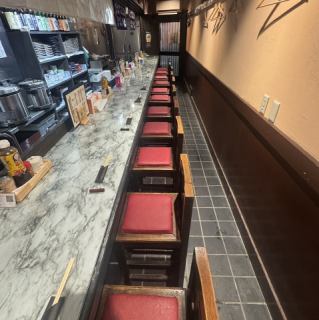 【1階】カウンター席を12席ご用意しております。