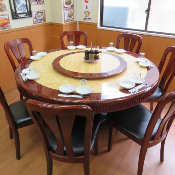 There is 2F popular round table too! It is possible to correspond to a small party!
