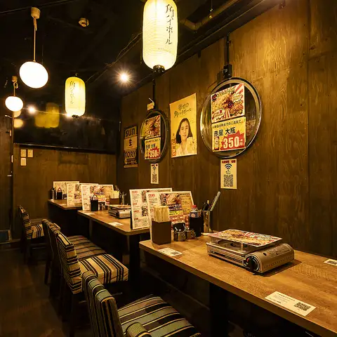 【地下1階のテーブル席！】横並び16名様までゆったりテーブルございます。貸切17名～最大22名までOK♪ご宴会や大人数にオススメです！