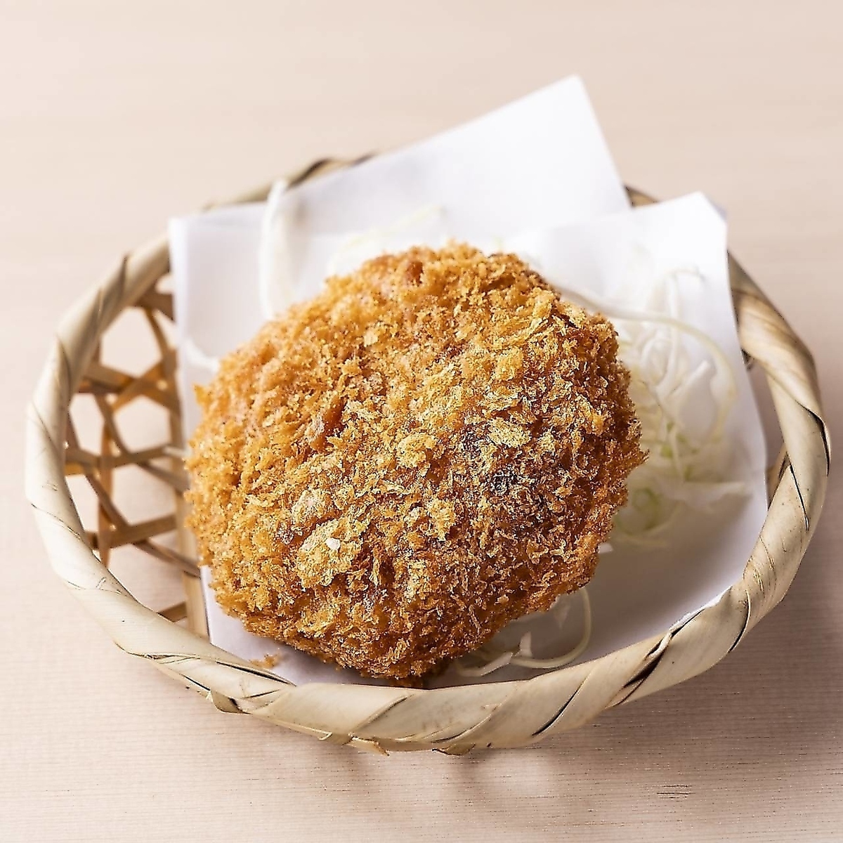 あぐー豚の肉汁溢れるメンチカツ。沖縄の揚げもんを味わう♪