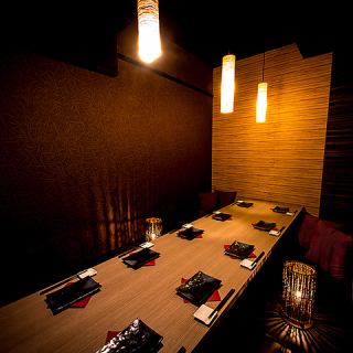 雰囲気バツグンのカップルシート♪ 普段と違った大人のデートに最適です◎洗練されたお洒落な空間作りでロマンチックなひとときを提供いたします♪羽を伸ばせて楽しめる極上な癒し空間を是非！とても人気の席となっております♪お待ちしております♪