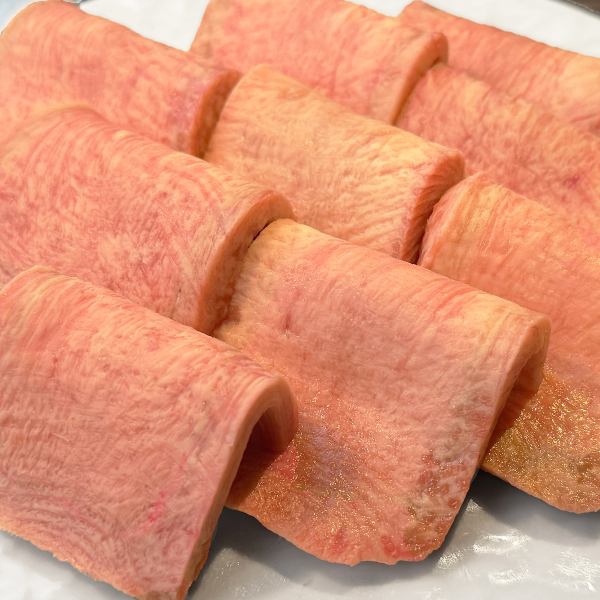 「シャクっ」とクセになる食感、牛タンの旨みを存分に味わえる必食の逸品【極タン】