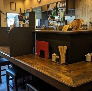 落ち着いた雰囲気のカウンター13席のみで、ほとんどのお客様がお一人様か二人組でゆったりと過ごされています。店主との距離が近く、まるで家にいるようなアットホームな空間が魅力◎お一人お一人に心をこめて丁寧に調理した料理をご提供。貸切も場合によって可能ですので、お気軽にご相談ください！