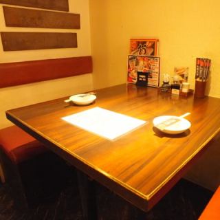 落ち着いた雰囲気のテーブル席。【プライベートな飲み会】に！