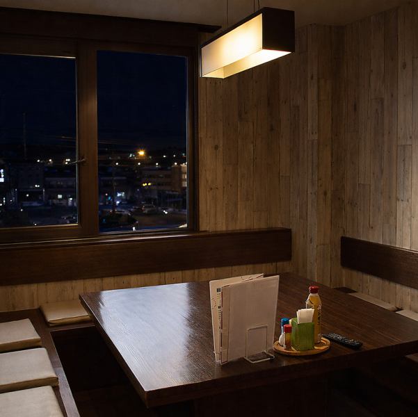 ゆったりくつろげる個室は最大8名様でご利用いただけます。