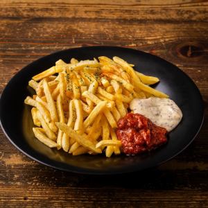 フライドポテト エゾ鹿ミートソースと粒マスタードマヨ