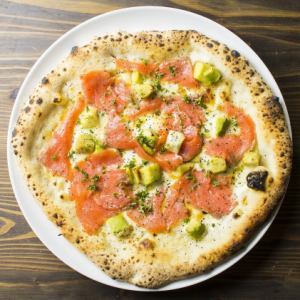 アボカドとサーモンと日高産クリームチーズのピッツァ