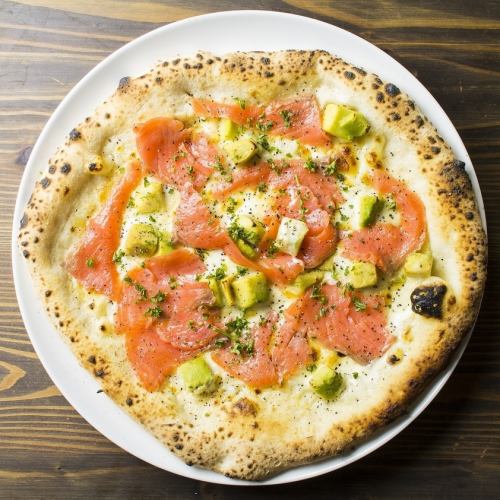 アボカドとサーモンと日高産クリームチーズのピッツァ