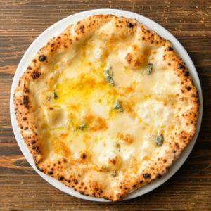 ワインにぴったり!4種チーズのクアトロピッツァ 蜂蜜添え