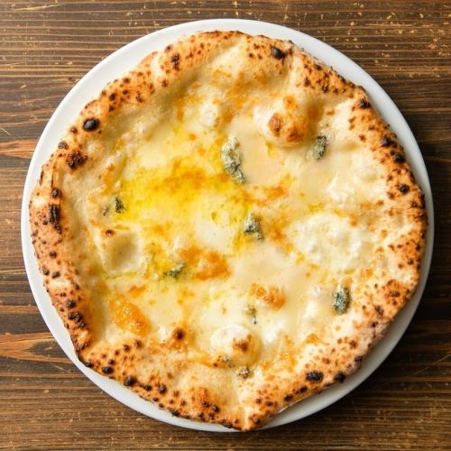 ワインにぴったり!4種チーズのクアトロピッツァ 蜂蜜添え