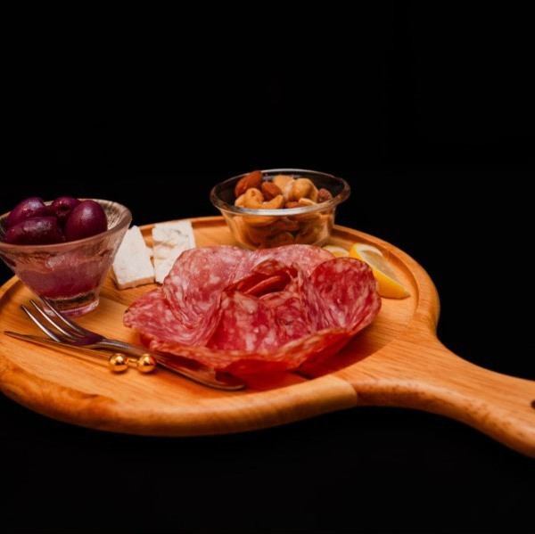 【 贅沢な盛り合わせ!】シャルキュトリーボード 1,650円(税込)