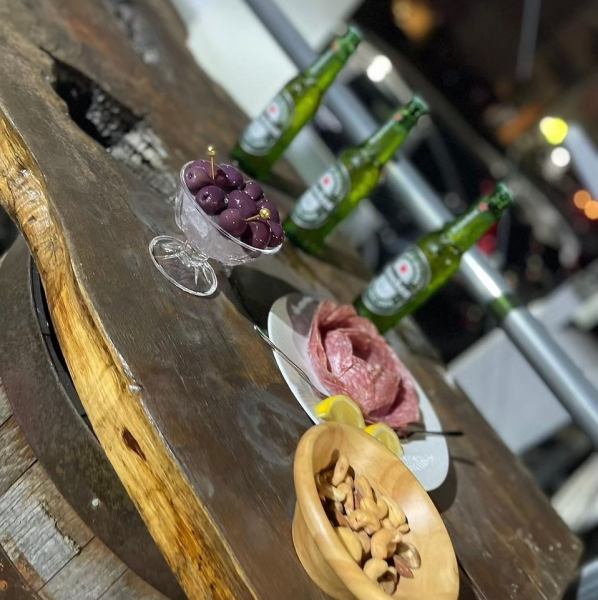 当店はテラス席を完備しており、開放的な雰囲気の中でお食事やお酒を楽しむことができます。心地よい風を感じながら友人や大切な人との特別な時間を過ごせます。パーティー利用や誕生日、記念日のお祝いにも最適。お一人様でも、ゆったりとした時間をお楽しみいただける空間をご用意しています。