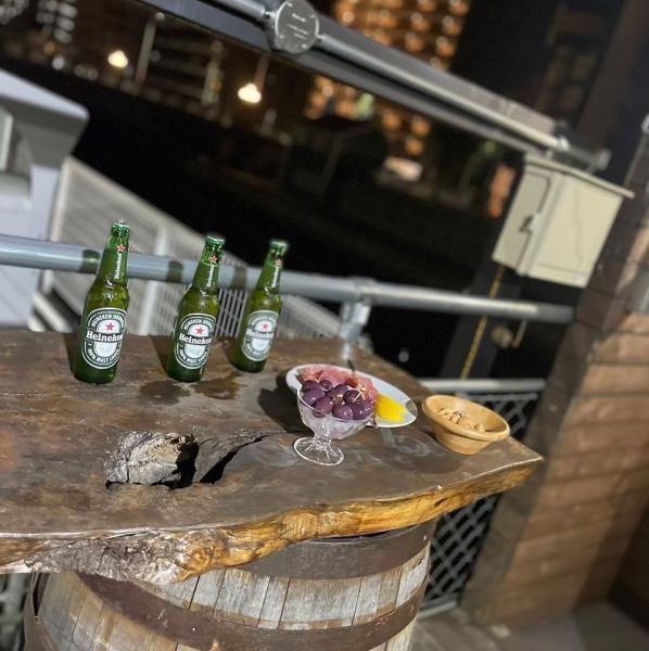 テーブル席では、団体様からお一人様まで幅広いシーンでご利用いただけます。友人との楽しい2次会や、誕生日、記念日のお祝いなど、多様なニーズにお応えするスペースをご用意。お一人様でも気軽に立ち寄れるので、ぜひお気軽にご利用ください。特別な時間をお約束します。