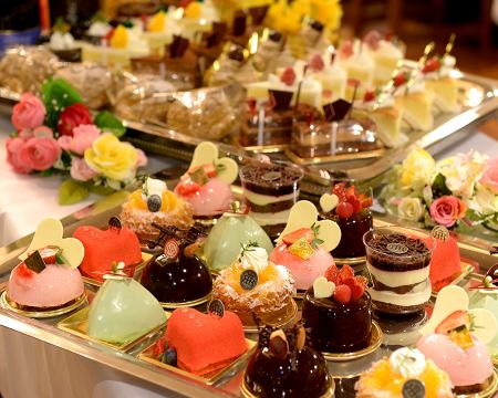 We also offer cake buffets for wedding after-parties and various banquets.