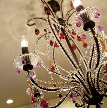 The chandelier is lively inside.Somewhere in a large space with a calm structure