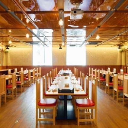 【3階ルベッタ別館 貸切スペース：50～最大100名様まで】木の温もりが◎広々空間。最大100名様までご利用できる貸切をご用意おります。ウッドを基調とした落ち着いた広々空間のテーブル席です。『ルベッタ』3階にある貸切空間の『moto』。ルベッタ隣にあります扉より階段で3階まで上っていただくとございます。