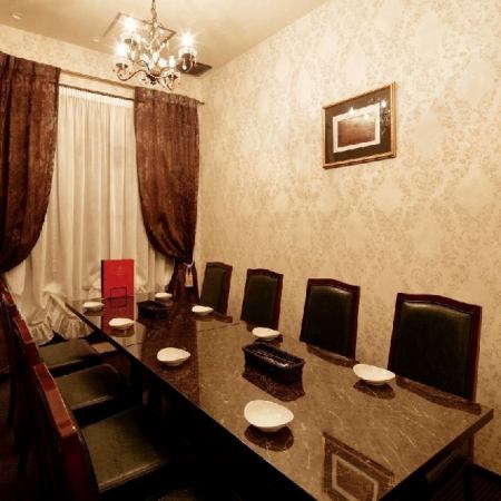 【2階テーブル個室：6～20名様まで】特別な日を演出！ラグジュアリーな完全個室。贅沢でリッチな造りのテーブル完全個室。お洒落なインテリアと豪華な装飾が、特別な会合にふさわしい非日常的な空間を演出します。6名様から最大20名様までご利用可能で、大切な方をもてなす接待や、記念日、顔合わせなどにおすすめです。