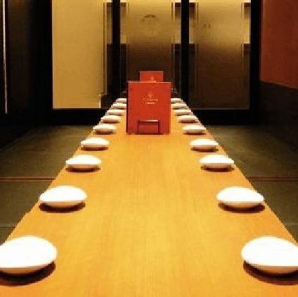 【2階掘りごたつ個室：4～64名様】 貸切OK◎人数自由自在！落ち着きある自慢の個室。心からくつろげる掘りごたつ式の完全個室を完備。程よい照明が心地よい、落ち着いた大人の雰囲気を演出します。2名様でのデート利用から、仕切りを外して最大64名様の大人数宴会まで、人数に合わせて個室のサイズを自在に変更可能。