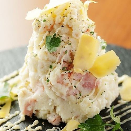 볶은 베이컨과 호두 으깬 감자