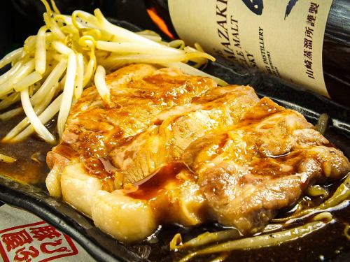 There are many dishes that go well with sake, such as six-grain pork tonteki and skewers!