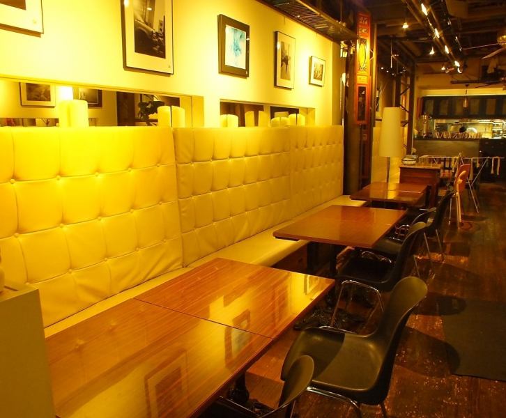 夜になると大人の雰囲気へ様変わり。昼の雰囲気とまた違い、アラカルトにお酒が楽しめる空間に。シンプルな素材を生かした料理でおもてなし。ワインやウイスキー、カクテルと豊富に取り揃えております。